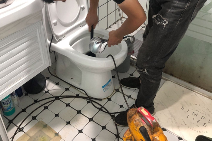 莘县马桶堵塞自己疏通还是找师傅?专业上门服务让你省时更省心